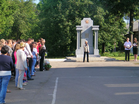 Фото 3. Покладання квітів 